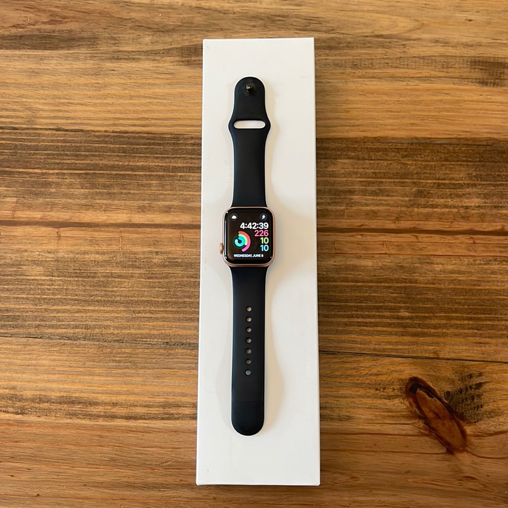 Apple Watch Series 5 GPS 40mm Gold w/ Black Sport Band